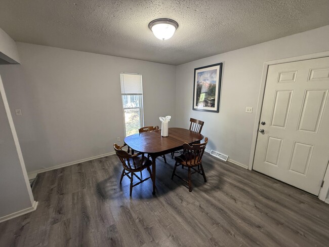 Building Photo - 207 Wheaton Ct