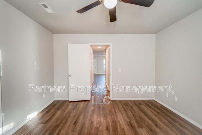 Building Photo - 5702 Sara St