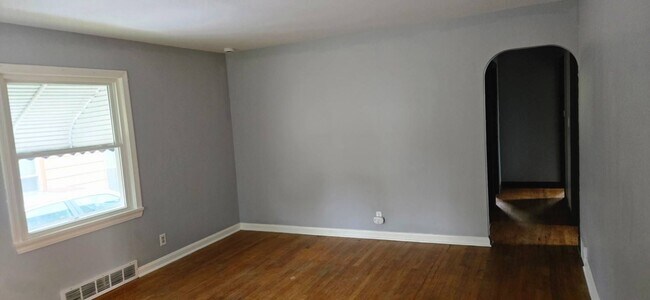 Building Photo - Charming 3 - Bedroom Property in Prime Location