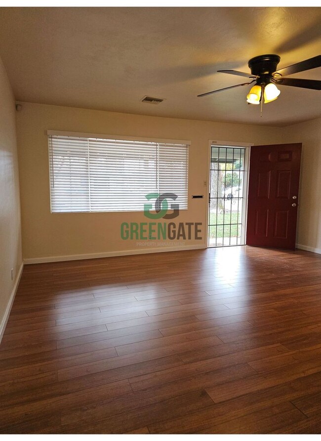 Building Photo - 2 Bedroom 1 Bath Duplex Available NOW in M...