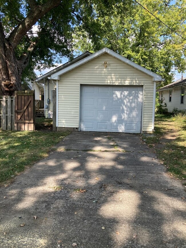 Building Photo - Nice 2 bedroom with fenced in back yard.