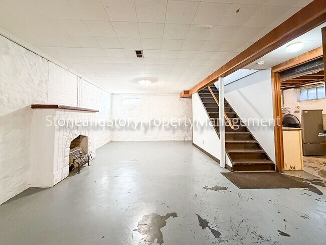 Building Photo - Large 2 story home in Oakland with large garage