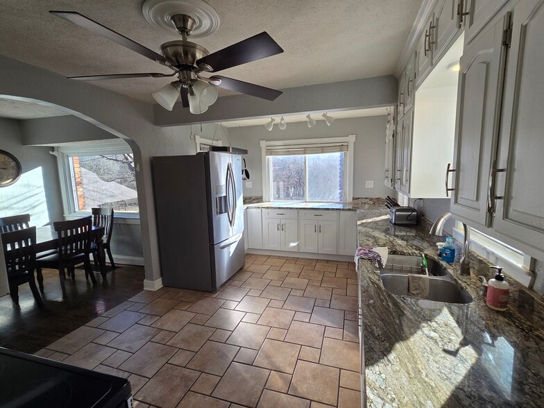 Full size kitchen with wrap around granite countertops - 316 S 82nd St