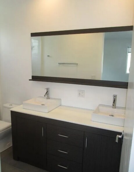 Building Photo - 1211 N Mariposa Ave