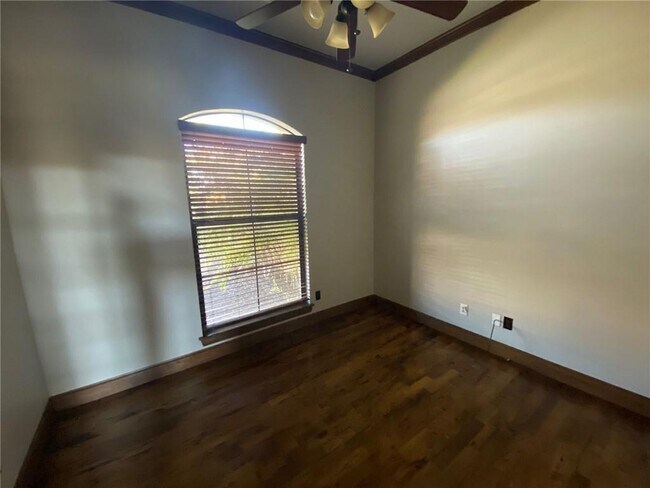 Building Photo - 616 Sally Ct