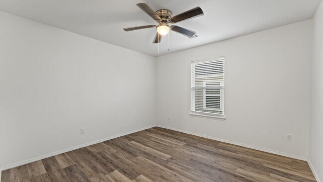 Building Photo - "Spacious 4-Bedroom Duplex with 4.5 Baths ...