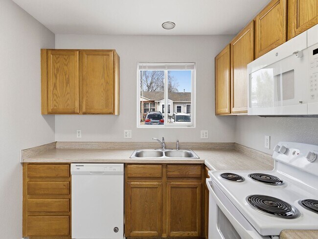 Building Photo - Spacious Townhome with Functional Layout