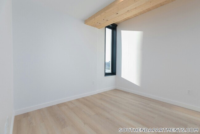 Building Photo - 11 E Lenox St