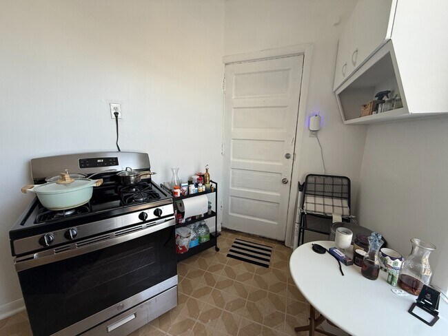 Building Photo - Rogers Park 1 Bed 1 Bath/ Dog Friendly / Top Floor Unit