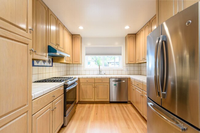 Building Photo - Los Altos 4bd/2.5bth Ranch Home on University Ave.