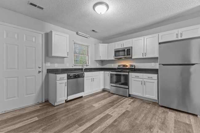 Building Photo - Charming 2 Bedroom Apartment