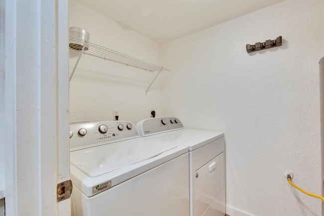 Building Photo - 6910 Lovely Ln
