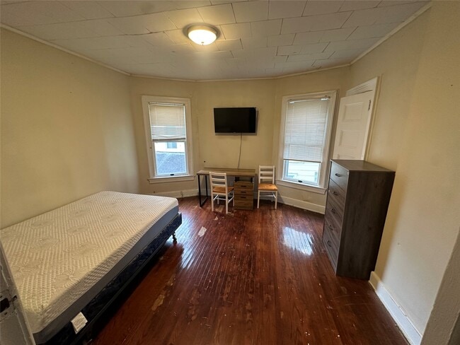 Building Photo - 19 Edwards St