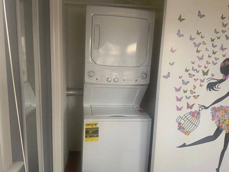 Building Photo - 726 Golden Ave