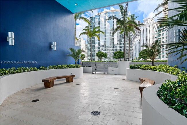 Building Photo - 1300 Brickell Bay Dr