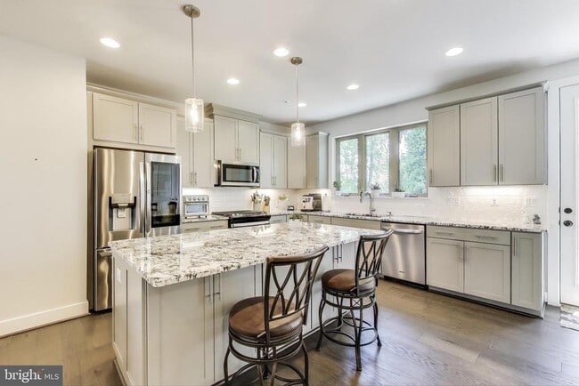 Building Photo - 5004 Oakmoore Dr