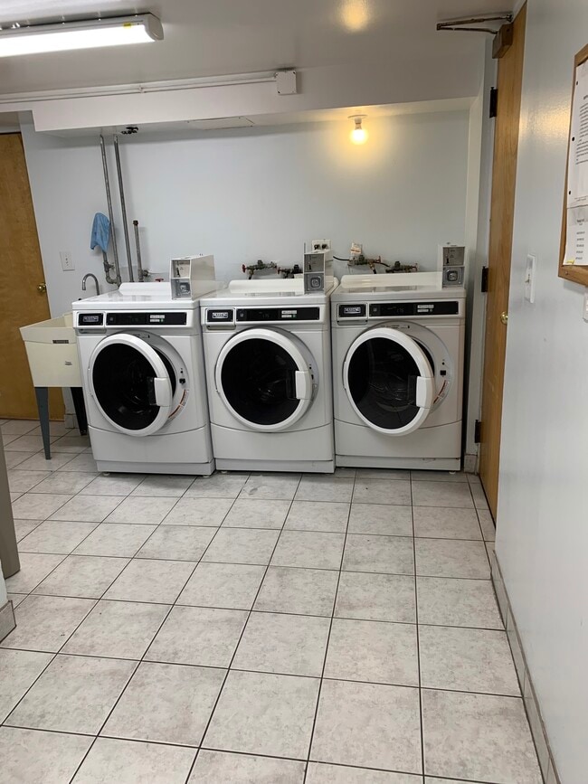 Building Photo - 420 W Aldine Ave