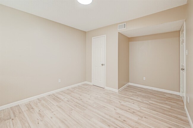 Building Photo - 2302 Brook View Ln