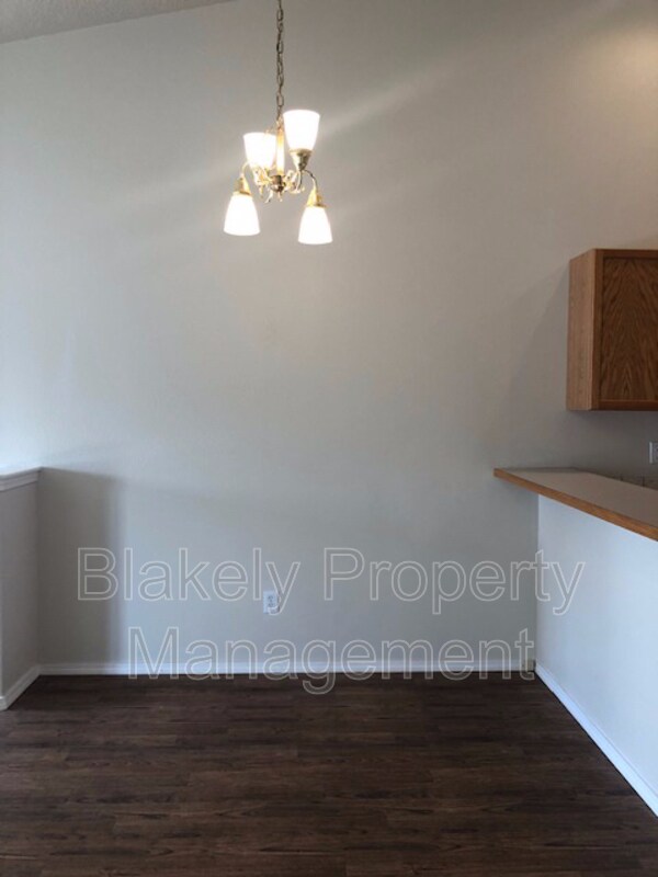 Building Photo - 533 N Grove Way