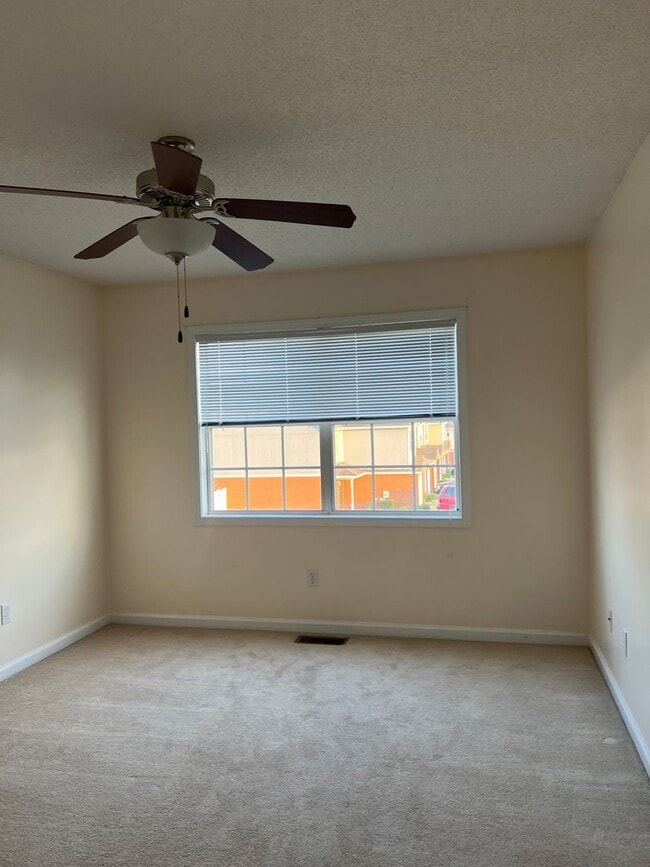 Building Photo - 105 Winthrope Ln