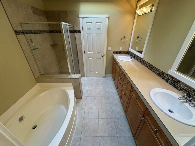 Building Photo - 3bd/2.5ba Renton Home