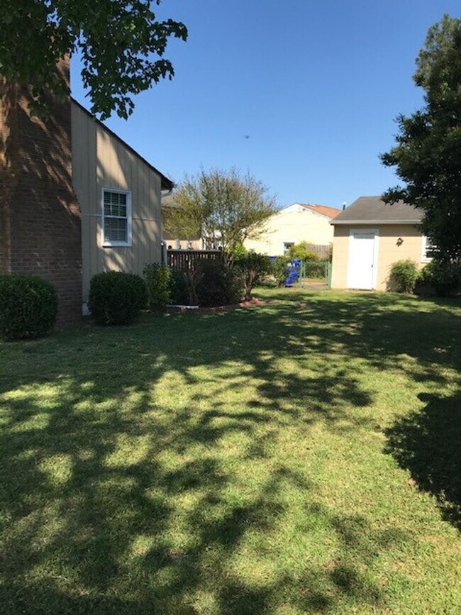 Building Photo - BEAUTIFULLY UPDATED 4 BEDROOM WITH FENCED ...