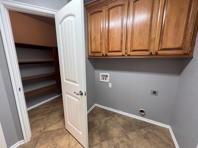 Building Photo - (3) Bed/(2) Bath + Study and Safe Room in ...