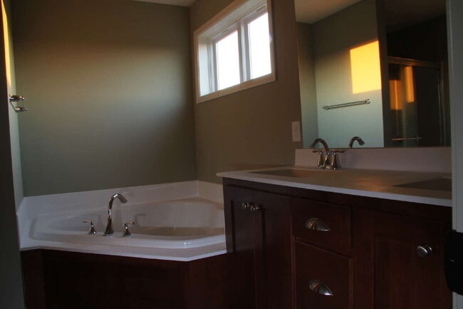 Building Photo - Stunning 5BR/3.5BA Single Family Home w/ 3...