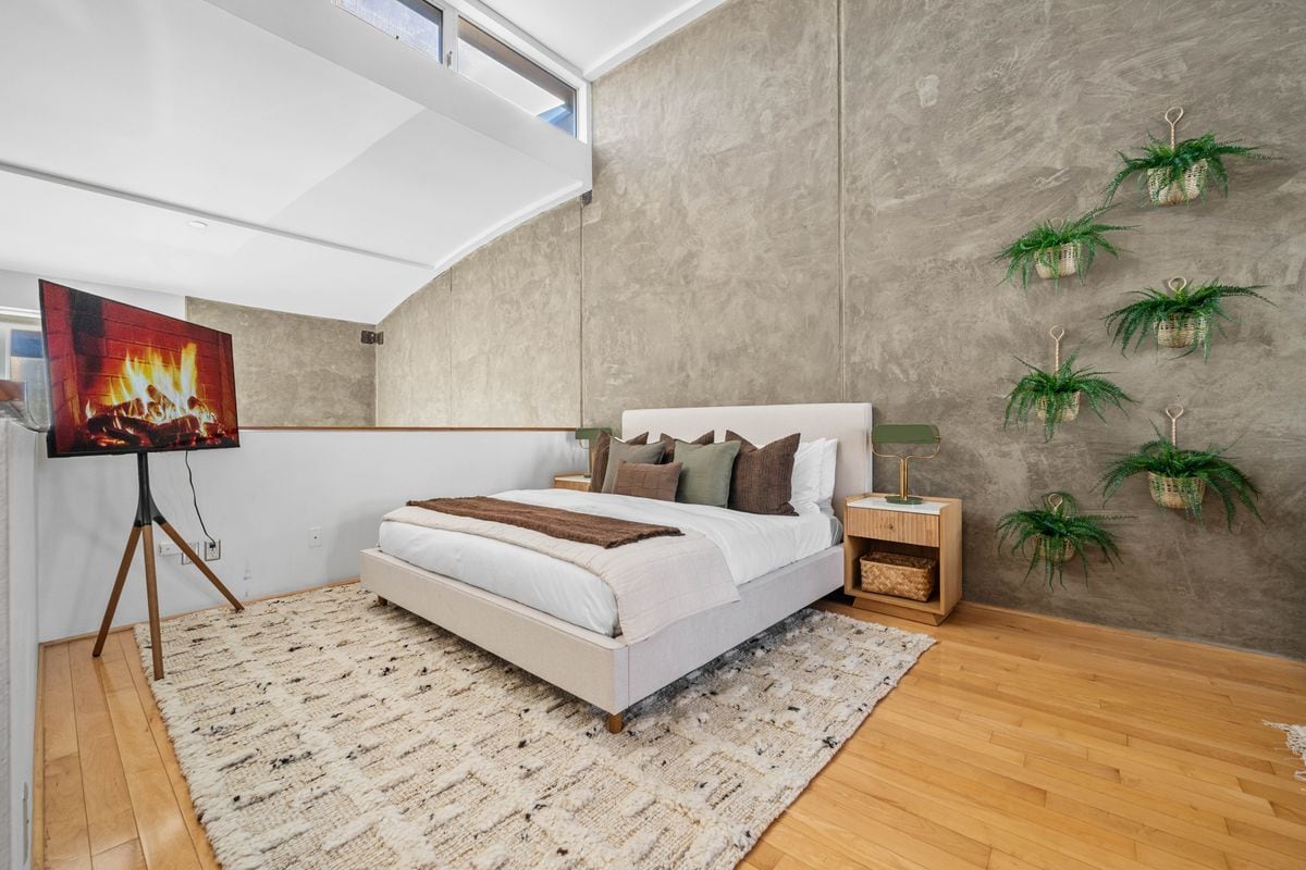 Building Photo - 1048 F St