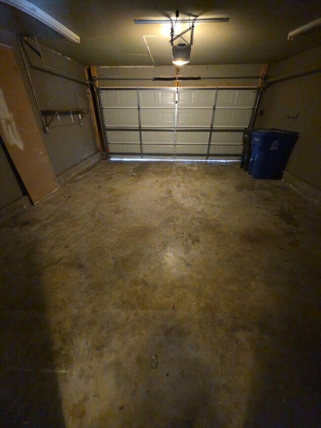 Building Photo - "Charming 3-Bed, 2-Bath Haven in Broken Ar...