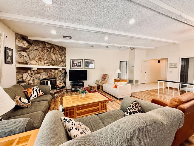 Building Photo - Available August 1st! Beautiful fully furnished single-story home located in the prestigious Span...
