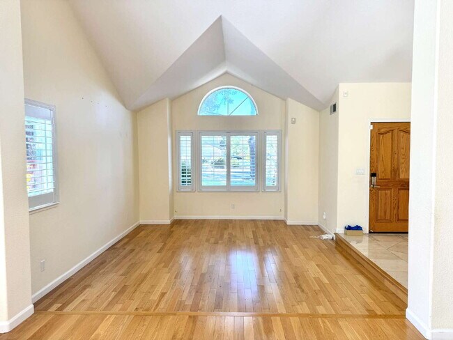 Building Photo - Bright 4 Bedroom San Jose Home With Tall Ceilings