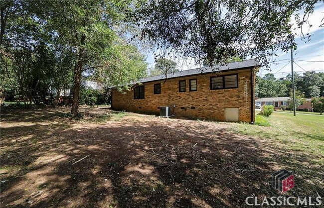 Building Photo - Beautifully Renovated 3-Bedroom Ranch Near...