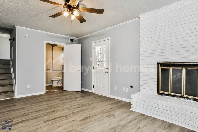 Building Photo - Beautifully Modernized Home with 3 bedroom / 2 full bath and 1,846 sq feet of space!