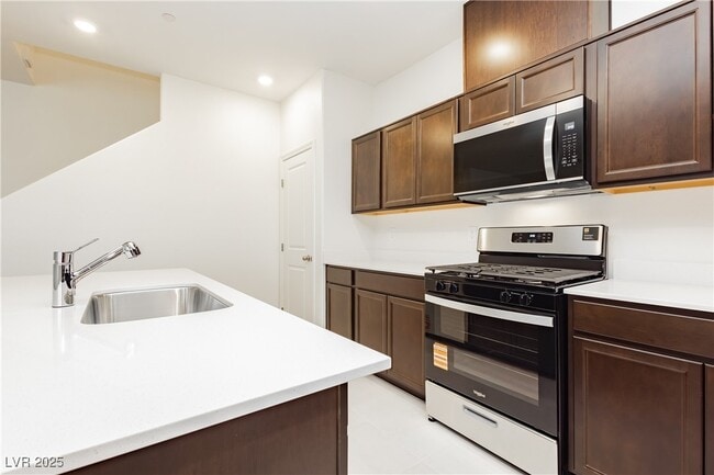 Building Photo - 2768 V. Napoli