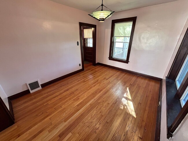 Building Photo - Charming 2-Bed Gem in St. Louis with 966 S...