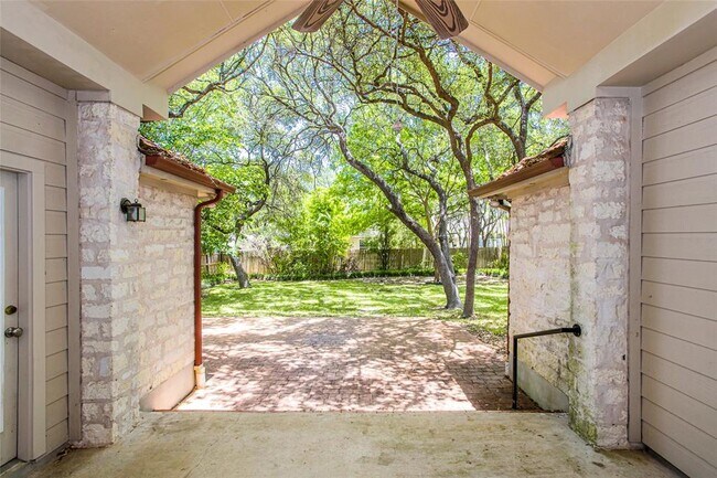 Building Photo - 3605 Bayton Dr