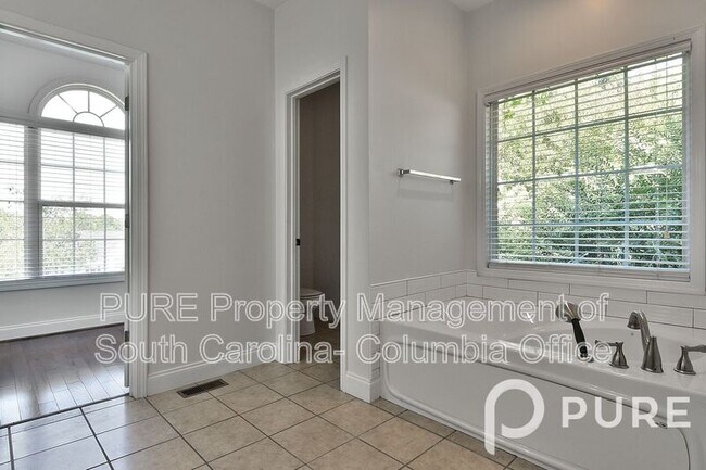 Building Photo - 4 Hunters Pond Dr