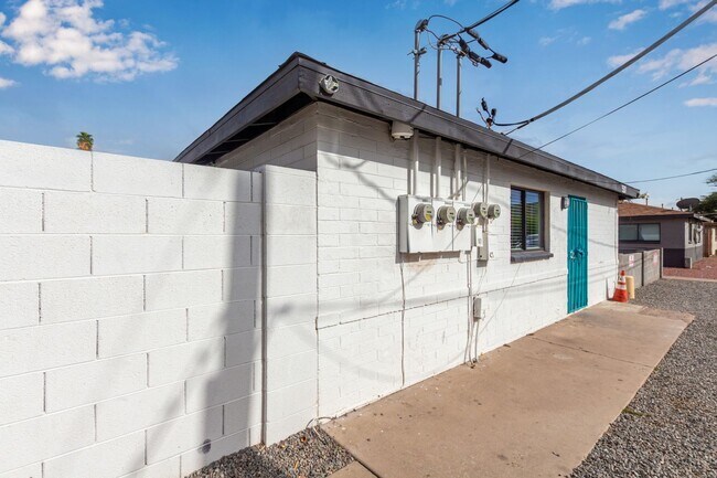 Building Photo - Four weeks of free rent! - Studio Near Grand Canyon University with Washer/Dryer!