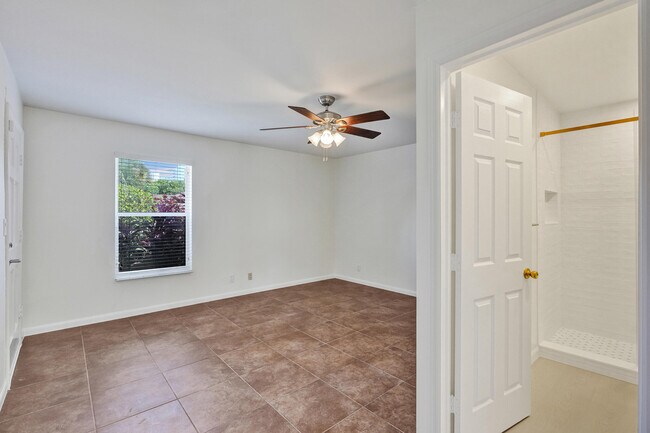 Building Photo - 1717 N Riverside Dr