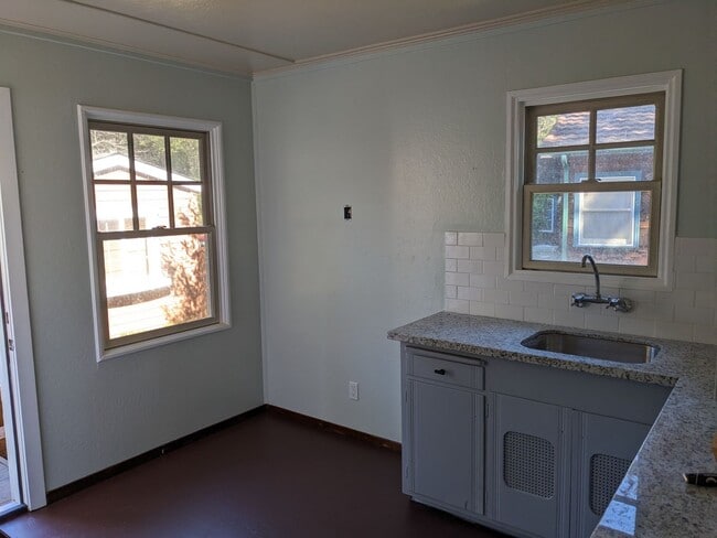 Building Photo - Stunning 1-bed, 1-bath Detached Cottage in...