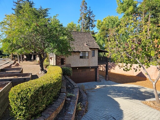 Building Photo - Stunning 1 Bed 1.5 Bath Naglee Park Home W...
