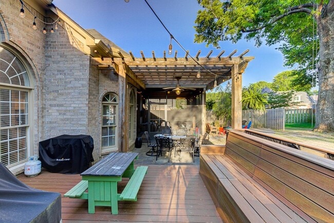 Building Photo - 1765 Hartwell Manor N