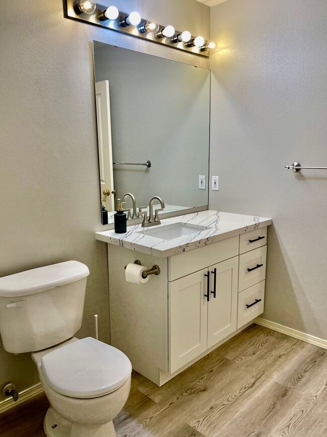 Building Photo - 2 Bed / 1 bath townhome at Summerhill Village in Issaquah $2,895/mo