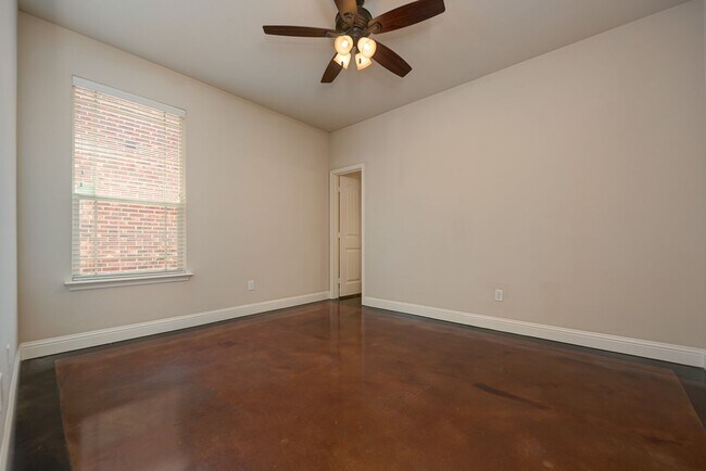 Building Photo - *SUMMER 7/08/2026* 4 Bed 3 Bath *FREE RENT...