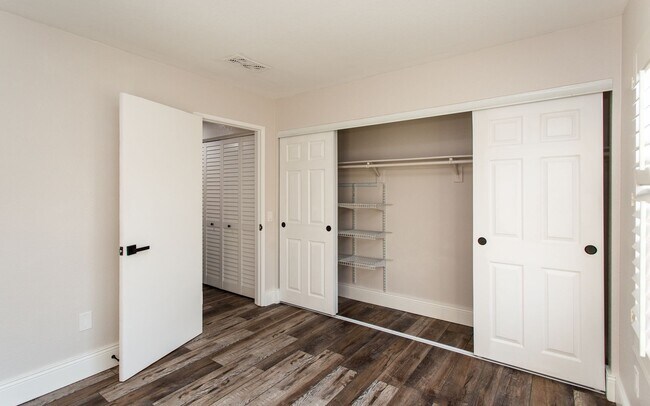 Building Photo - Upper Level 3 Bedroom, 2 Bath Condo!