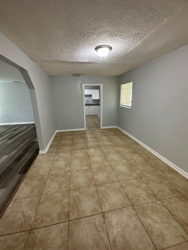Building Photo - Renovated 3/1 Ready to Move In!