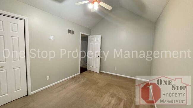 Building Photo - Stunning 3 Bedroom 2.5 Bathroom in Raymore!