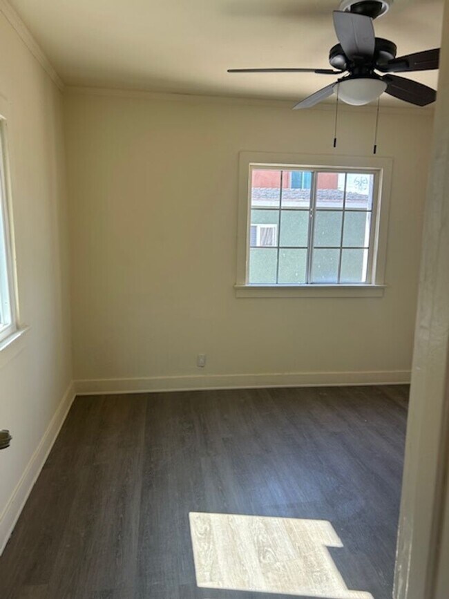 Building Photo - 649
