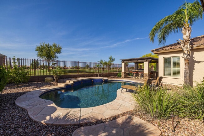 Building Photo - 4176 E Clubview Dr